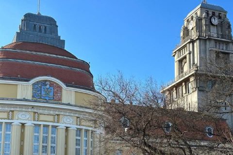 Купол городской ратуши Сенты и башня с часами под ясным небом